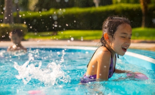 Como tratar a água de sua piscina de Fibra